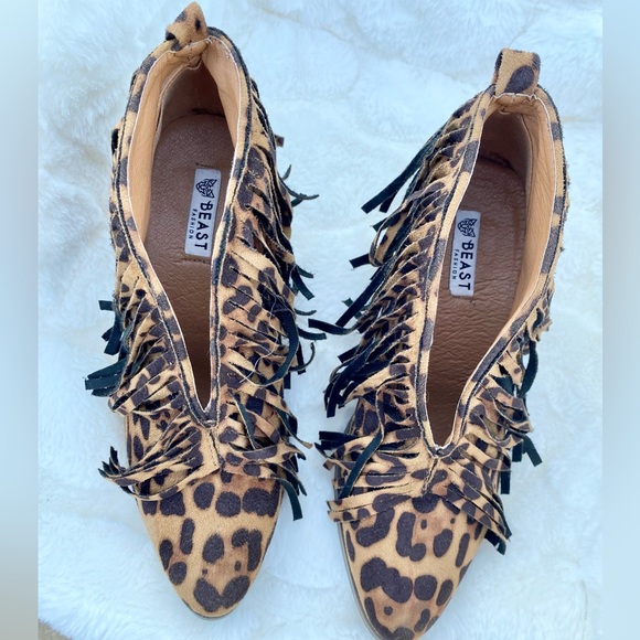 Beast Fashion Fringe V-Cut Booties, The Buckle, 6.5 - Picture 5 of 9